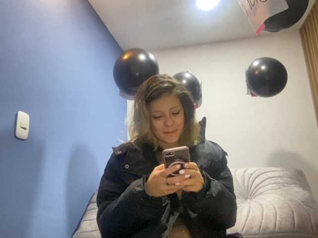 ZuriFoxxx Live Cam and Statistics on UnifiedCams