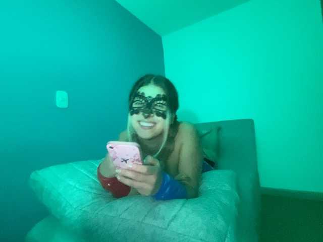 ZuriFoxxx live cam on BongaCams