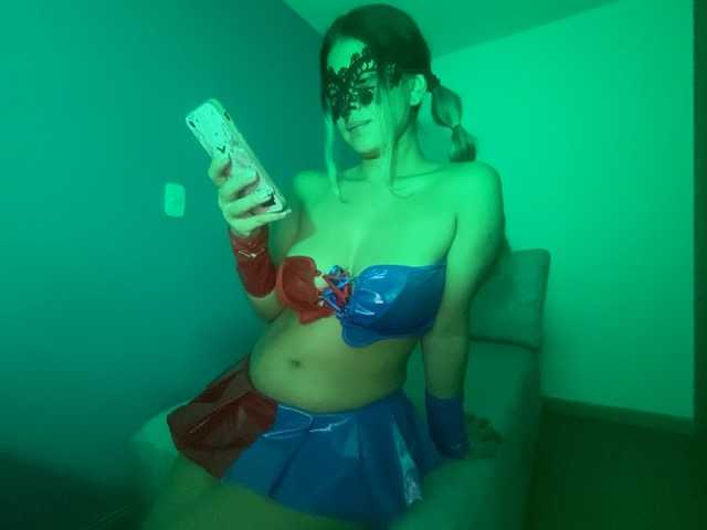 ZuriFoxxx live cam on BongaCams