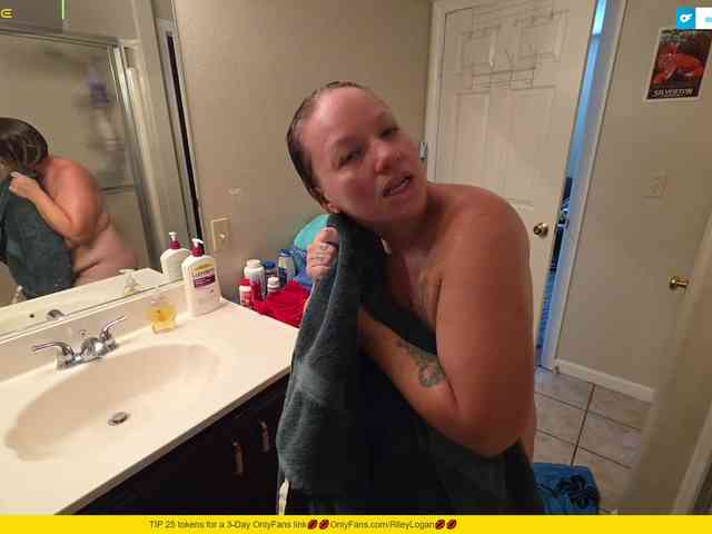 RileyLogan webcam