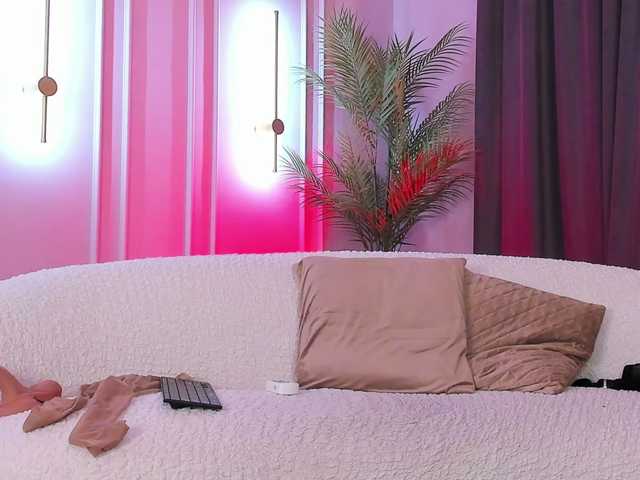 ElisBelle Live Cam and Statistics on UnifiedCams