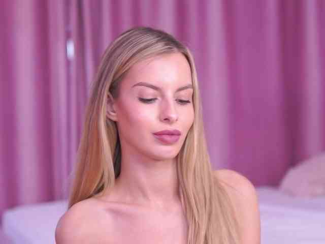 Bu model şu anda canlı. AnnSoleil