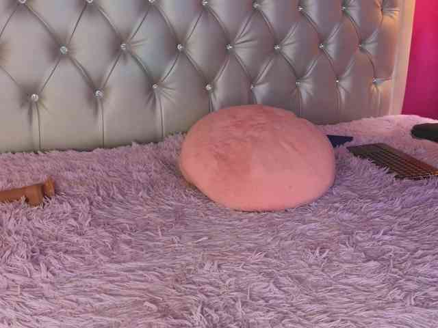 MilaPoison webcam