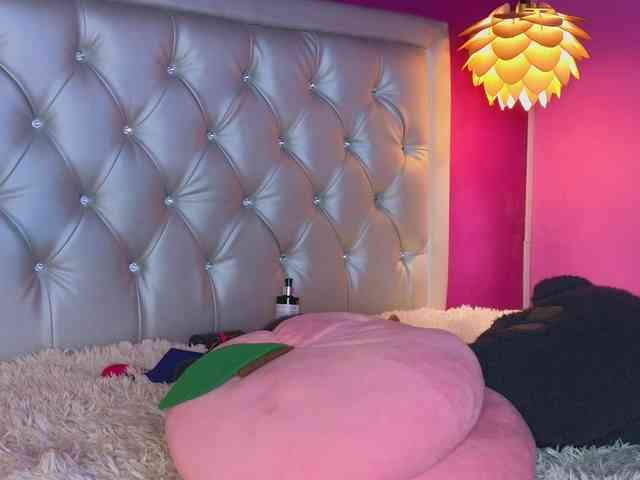 MilaPoison webcam
