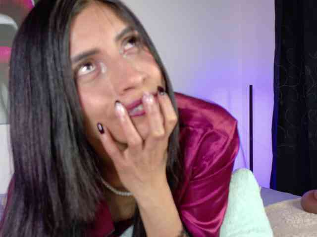 Emiili-Clark webcam