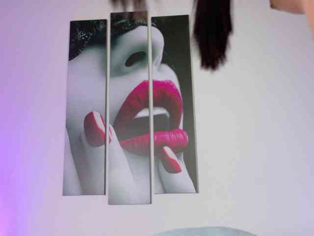 Emiili-Clark webcam