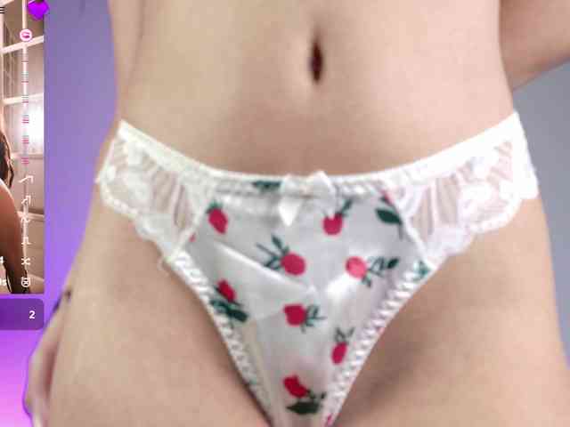Emiili-Clark webcam