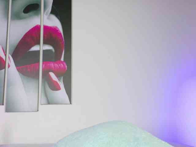 Emiili-Clark webcam