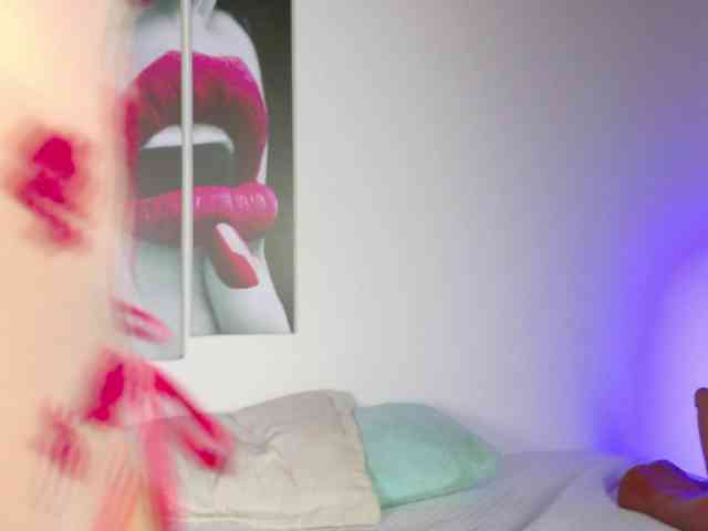 Emiili-Clark webcam