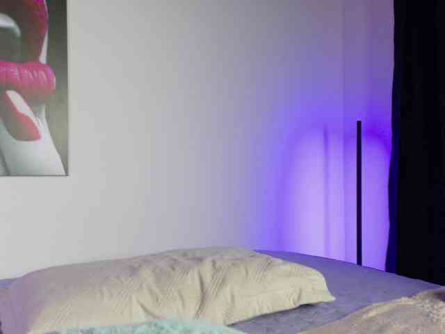 Emiili-Clark webcam