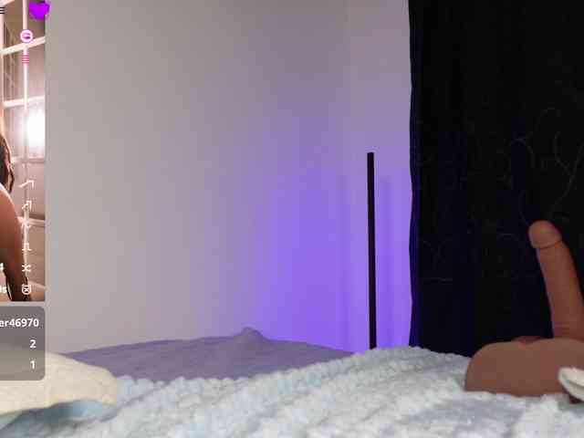 Emiili-Clark webcam