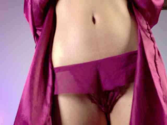 Emiili-Clark webcam