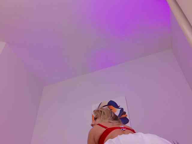 Model: BlondieEve