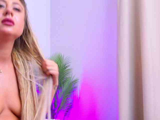 Model: BlondieEve