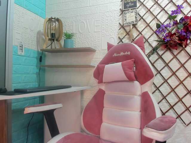 LITTLE-NESSA's BongaCams show and profile