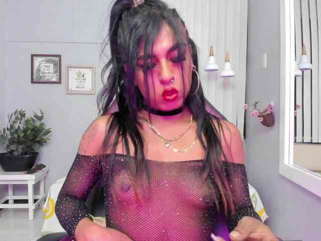 Nahomy-Collins- Sex Cam Show