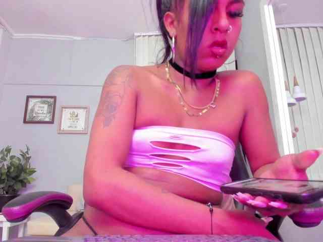 Nahomy-Collins- Sex Cam Show