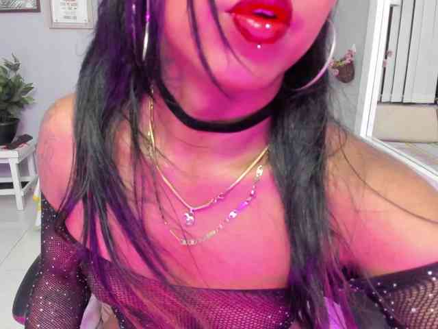 Nahomy-Collins- Sex Cam Show