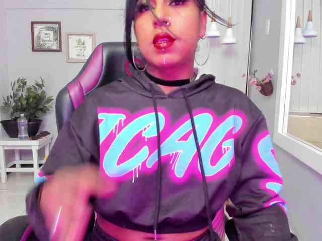 Nahomy-Collins- Sex Cam Show