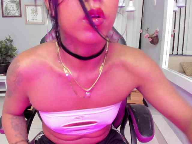 Nahomy-Collins- Sex Cam Show