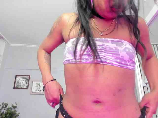Nahomy-Collins- Sex Cam Show