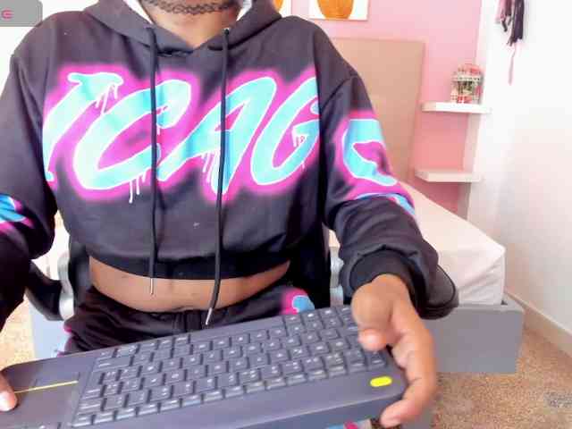 Nahomy-Collins- Live Webcam on BongaCams