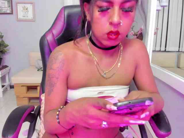 Nahomy-Collins- Sex Cam Show