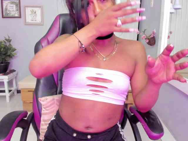 Nahomy-Collins- Sex Cam Show