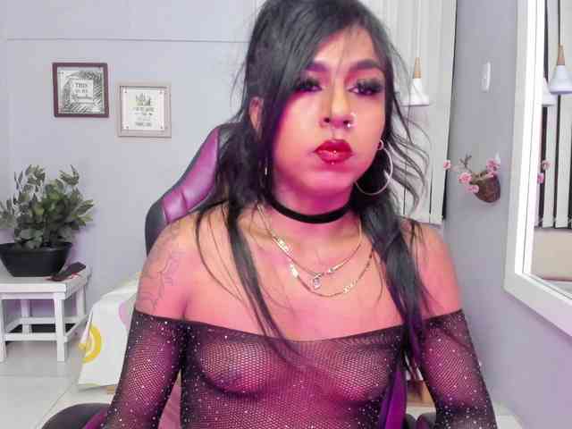 Nahomy-Collins- Sex Cam Show