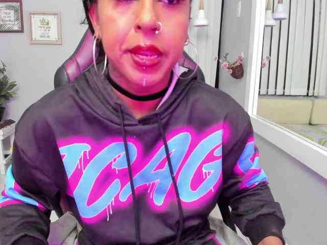 Nahomy-Collins- Sex Cam Show