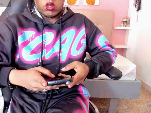 Nahomy-Collins- Live Webcam on BongaCams