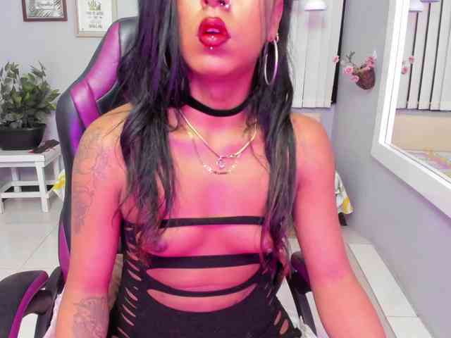 Nahomy-Collins- Sex Cam Show