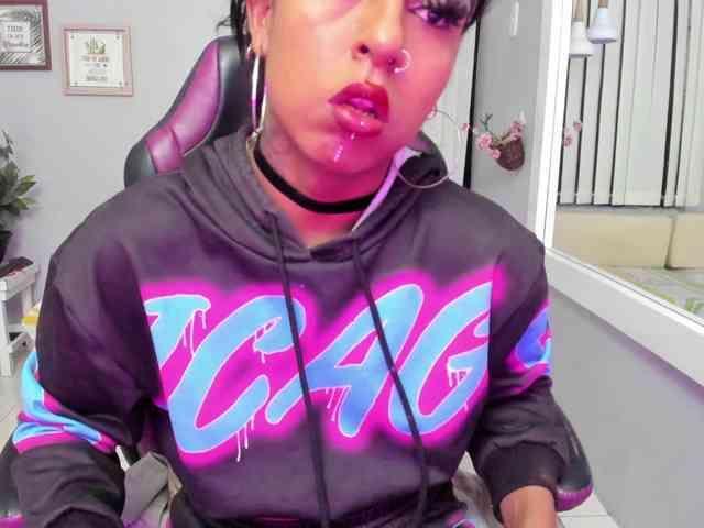 Nahomy-Collins- Sex Cam Show