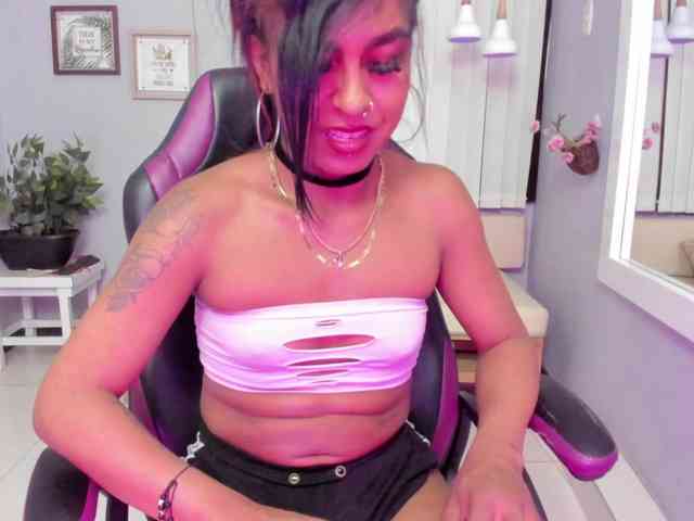 Nahomy-Collins- Sex Cam Show