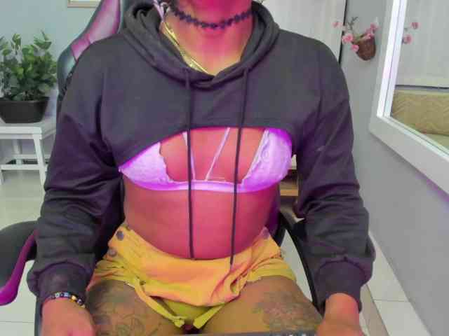 Nahomy-Collins- Live Webcam on BongaCams