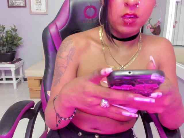 Nahomy-Collins- Sex Cam Show