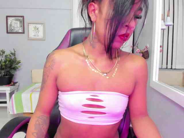 Nahomy-Collins- Live Webcam on BongaCams