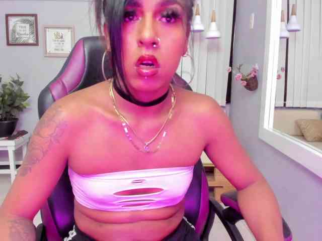 Nahomy-Collins- Sex Cam Show
