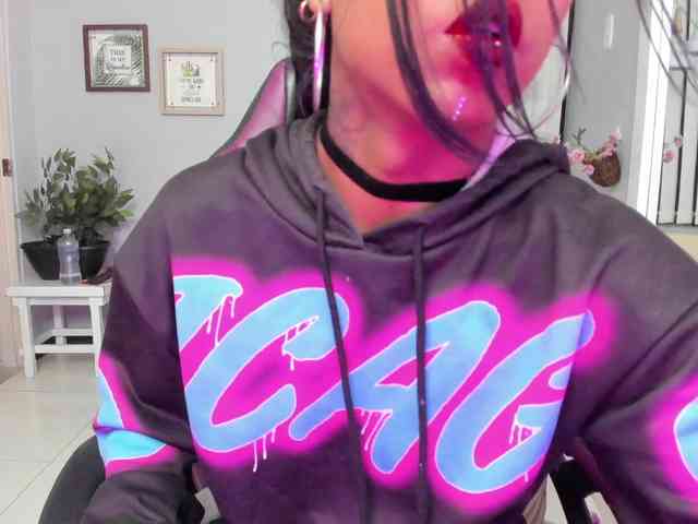 Nahomy-Collins- Sex Cam Show