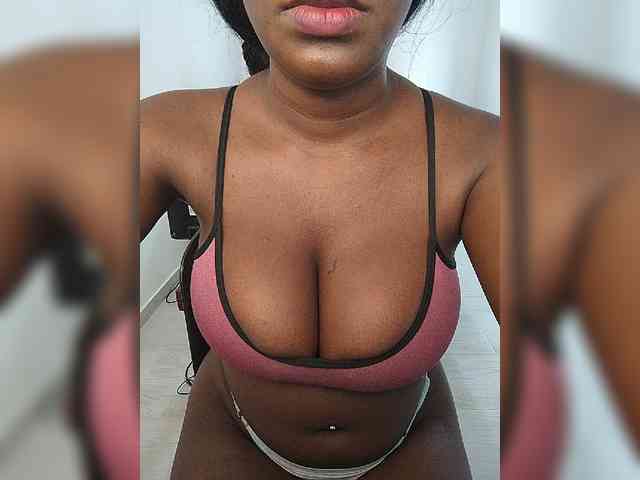 Pamelita221 webcam