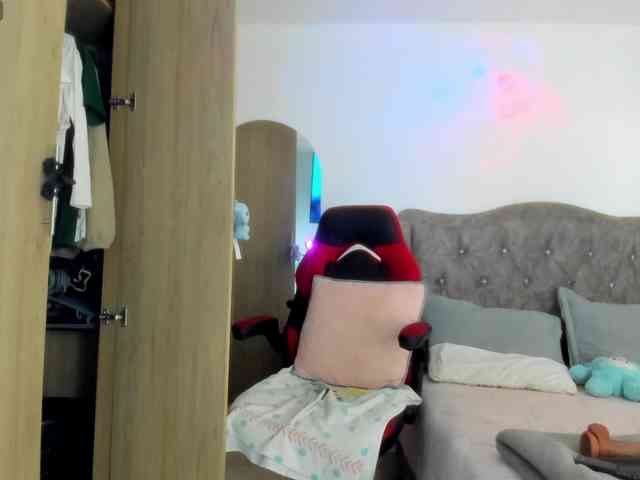 MiaAdams webcam