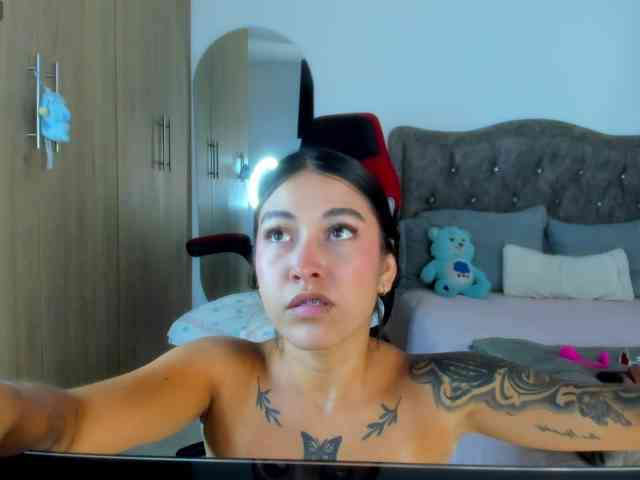 MiaAdams webcam