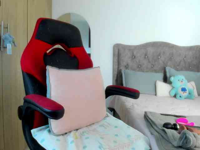 MiaAdams webcam