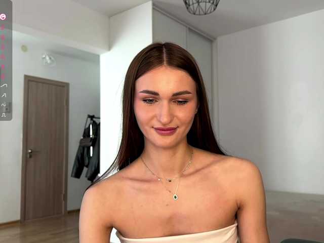 LauraMondella live webcam show