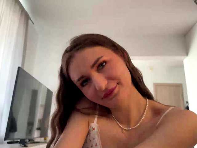 LauraMondella Live Cam and Statistics on UnifiedCams