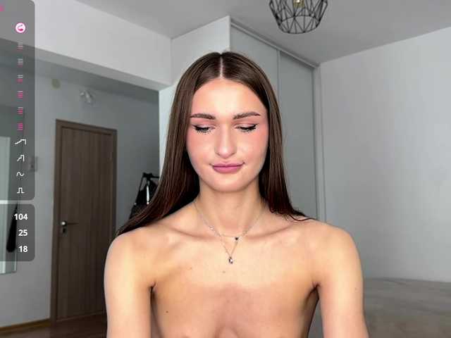 LauraMondella live cam on BongaCams