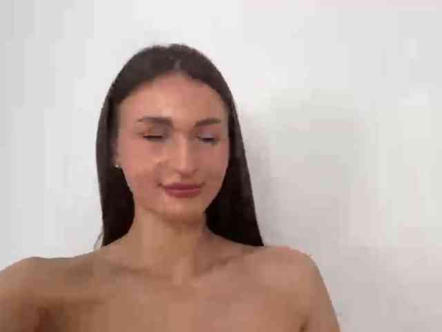 LauraMondella Sex Cam Show