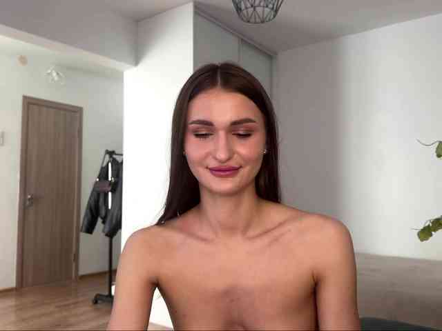 LauraMondella Sex Cam Show