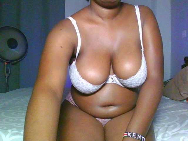 FloraMami live cam on BongaCams