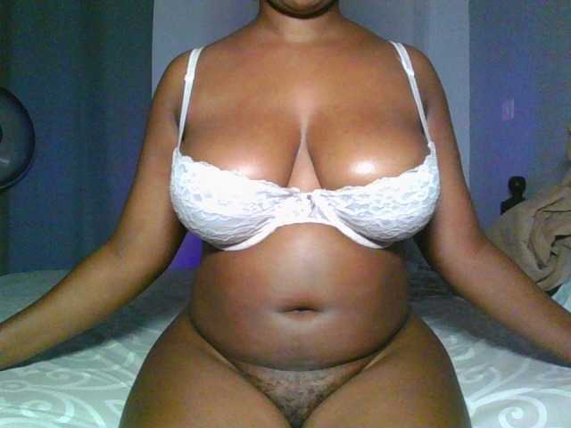 FloraMami live cam on BongaCams